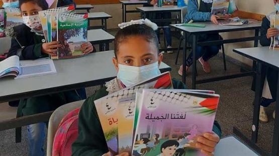 تلميذات في أول يوم دراسي للفصل الثاني