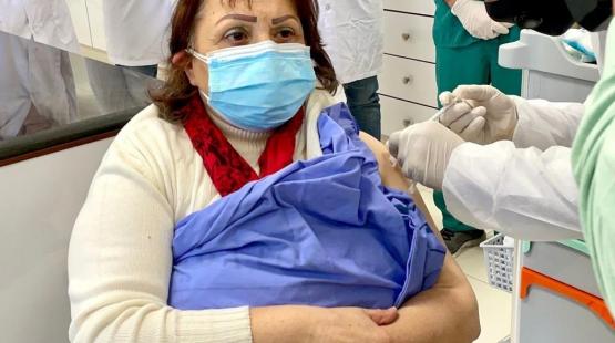 وزيرة الصحة تتلقى التطعيم
