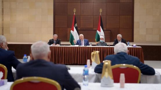 الرئيس محمود عباس ، لدى ترؤسه اجتماع القيادة الفلسطينية.jpg