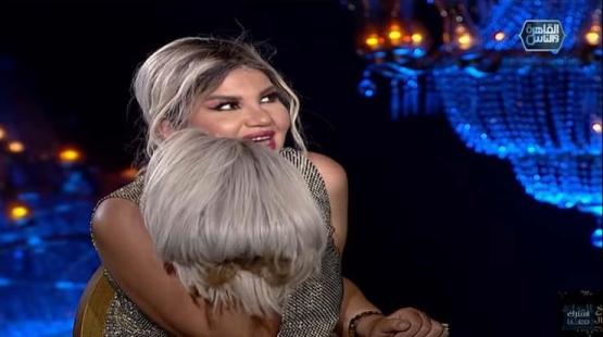 بوسي شلبي تخلع شعرها المستعار