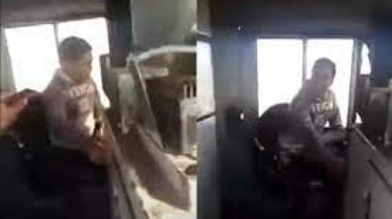 طفل يقود قطار