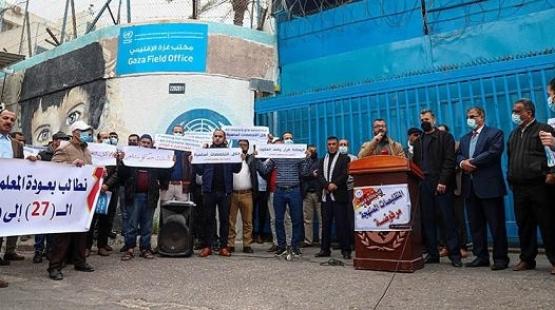 معلمو العقود خلال اعتصامهم امام اونروا