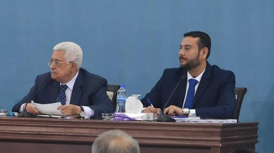 اياد صافي بجوار الرئيس محمود عباس