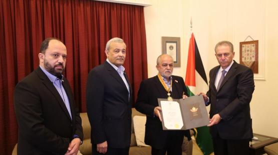 نيابة عن الرئيس محمود عباس، السفير دبور يقلد أمين عام الصليب الأحمر اللبناني جورج الكتاني نجمة بيت لحم من وسام بيت لحم