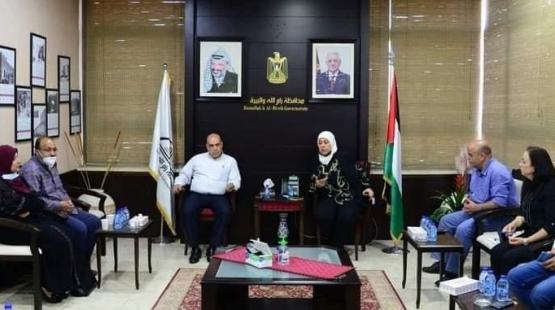 خلال استقبال المحافظ لعائلة الشهيد مهند الحلبي