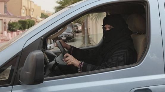 سيدة سعودية تقتحم بسيارتها مكتب اتصالات في الرياض