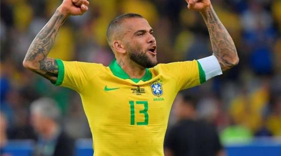 داني ألفيس لاعب منتخب البرازيل