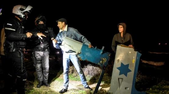 أشخاص يحملون بقايا حطام الطائرة