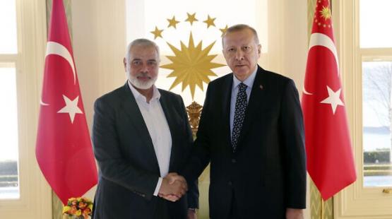 الرئيس التركي رجب طيب أردوغان مع رئيس حركة حماس اسماعيل هنية