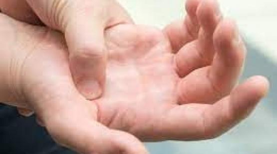 تنميل اليد اليمنى.. 8 أسباب تجعلك تذهب للطبيب فورًا