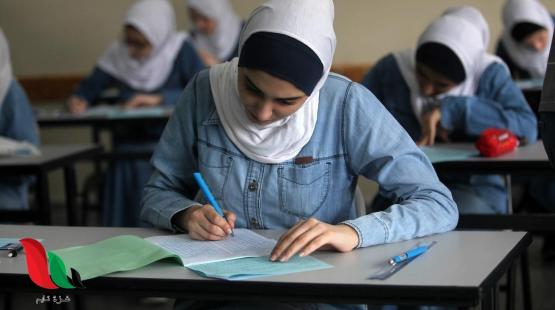طالبة توجيهي تؤدي الامتحان في احدى المدارس الفلسطينية