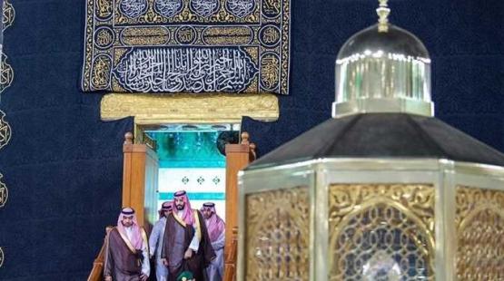 : ولي العهد السعودي يشارك في غسيل الكعبة المشرفة