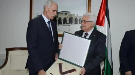 الرئيس محمود عباس يكرم الحج اسماعيل جبر