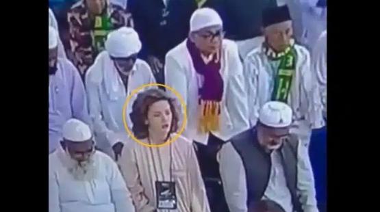 امرأة تصلي في المسجد النبوي