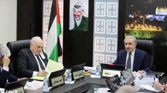 رئيس الحكومة الفلسطينية محمد اشتية ووزير المالية شكري بشارة