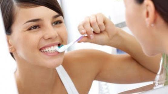 تنظيف الأسنان أثناء الاستحمام