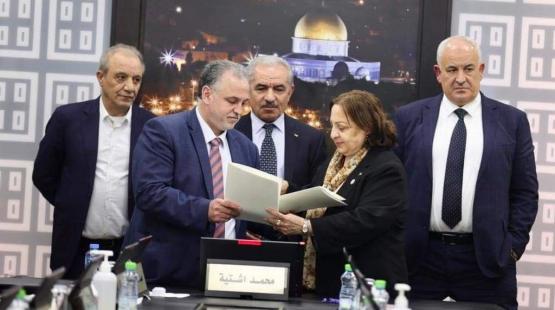جانب من توقيع الاتفاقيات بين الحكومة والنقابات
