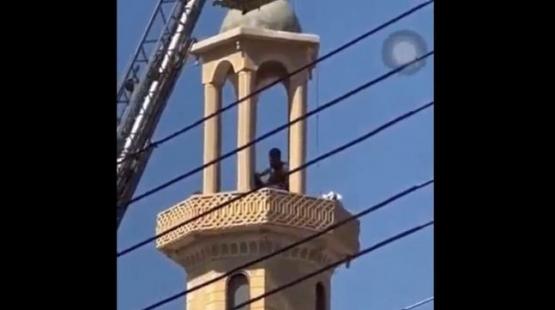 شاب مصري يحاول الانتحار بالقفز من مئذنة