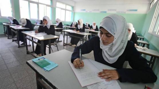 طالبة تؤدي امتحان الثانوية العامة "توجيهي"- ارشيفية