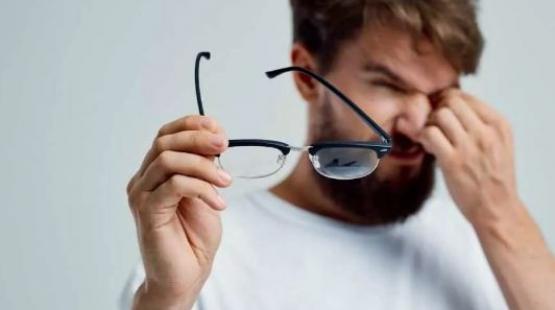 أسباب رعشة العين.. هل تشير إلى مرض خطير؟