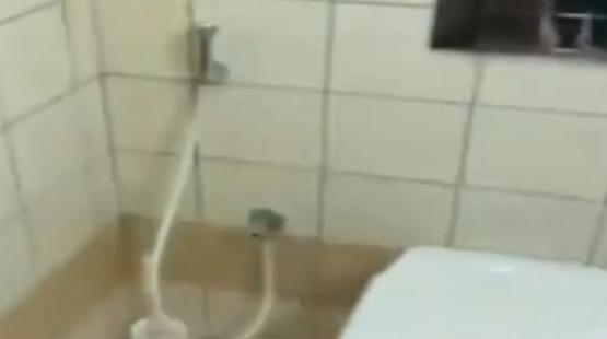 كويتية تعثر على كاميرا مخبأة داخل حمام نساء في أحد البنوك
