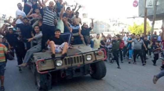 فلسطينيون يعودون بعربة جيش