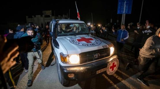 الصليب الأحمر يستلم أسرى اسرائيليون- معبر رفح AP Photo/Fatima Shbair