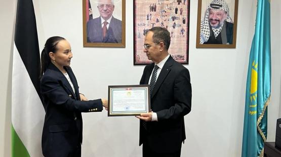 السفير منتصر أبو زيد خلال تكريم رئيسة جمعية نحن معا
