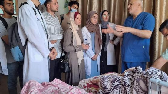 طلبة كلية الطب يتابعون التدريب السريري