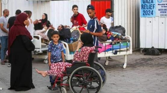 مرضى ينزحون من مستشفى شهداء الاقصى عقب طلب جيش الاحتلال باخلاء المنطقة