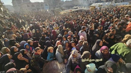 مواطنون يتزاحمون للحصول على ربطة خبز في دير البلح وسط القطاع