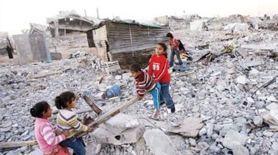 أطفال فلسطينيون يلعبون على ركام الحرب الإسرائيلية في قطاع غزة