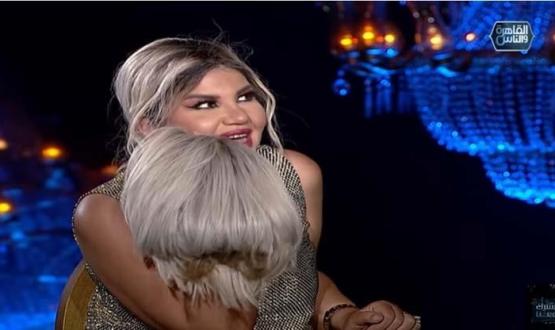 بوسي شلبي تخلع شعرها المستعار