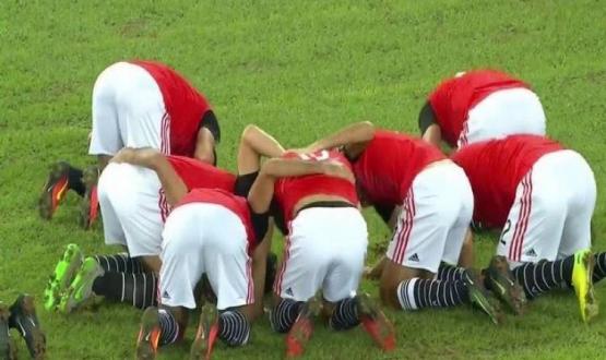 السجود في ملعب كرة القدم