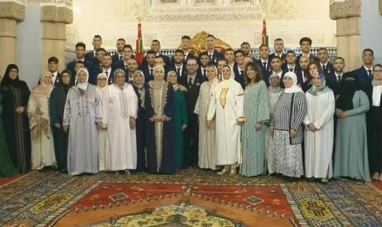 ملك المغرب يكرم لاعبي المنتخب وأمهاتهم