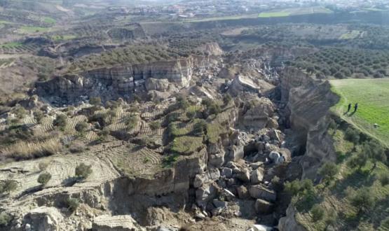 زلزال تركيا المدمر يشطر الجبل