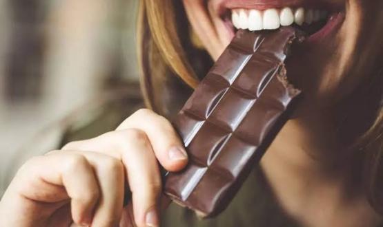 نوع شهير من الشوكولاتة تحمي من السكتة الدماغية.. احرص على تناولها