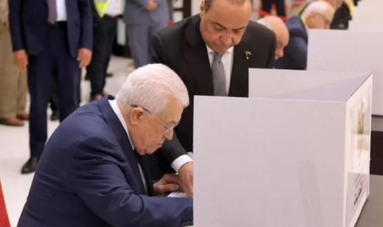 الرئيس يدلي بصوته في الانتخابات.JPG