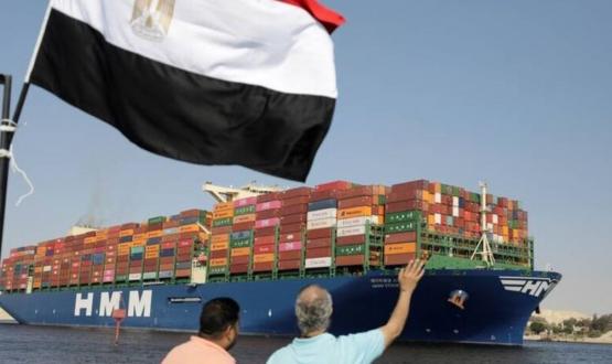 عبور السفن من المجرى الملاحي لقناة السويس