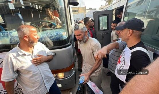احد المعتقلين المفرج عنهم