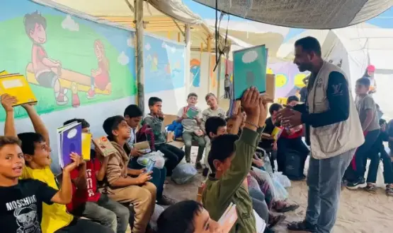 أطفال يستمتعون بالدروس في إحدى أكاديميات الأمل التابعة لمشروع 'قرية أطفال غزة' في قطاع غزة.