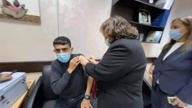 وزيرة الصحة مي الكيلة تعطي الجرعة الثانية من لقاح كورونا لعدد من الأسرى المحررين، الذين تلقوا الجرعة الأولى داخل سجون الاحتلال.