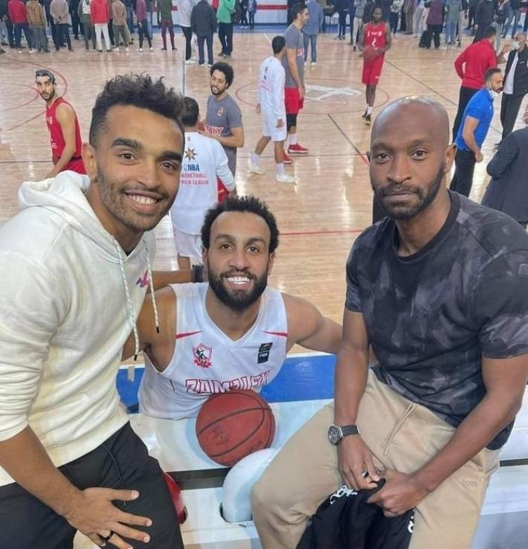 شيكابالا مع زملائه في الصالة المغطاة