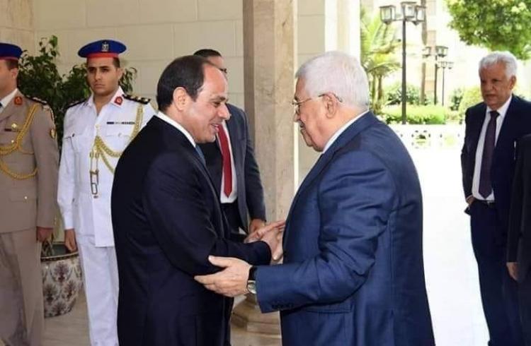 الرئيس الفلسطيني محمود عباس ونظيره المصري عبد الفتاح السيسي