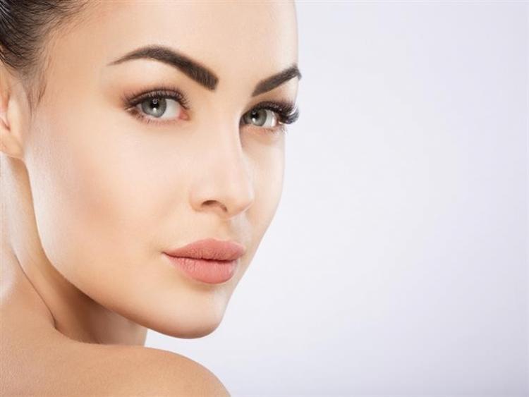 بشرة مشرقة بدون مساحيق تجميل