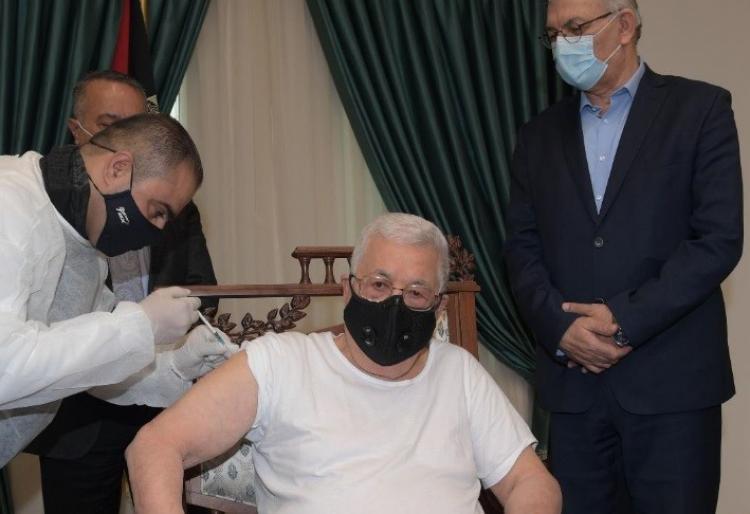 الرئيس يتلقى اللقاح