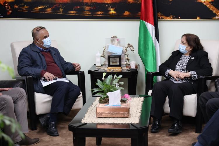 وزيرة الصحة خلال اجتماع مع نقيب الصيادلة