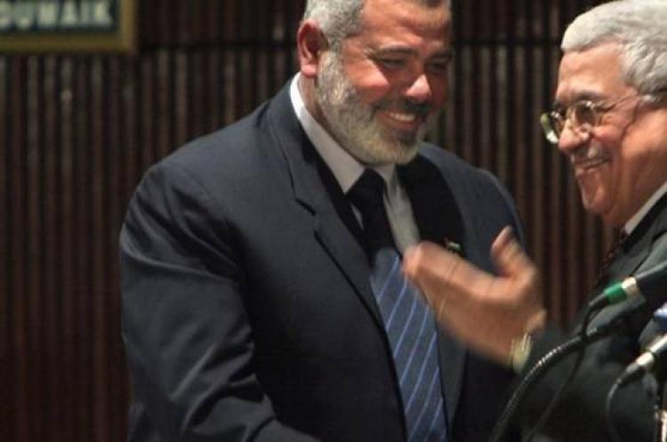 الرئيس محمود عباس مع رئيس حركة حماس اسماعيل هنية