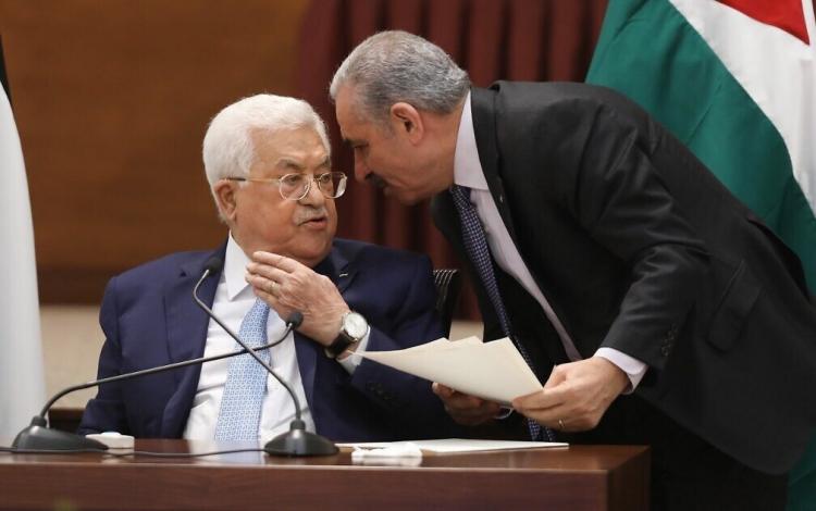الرئيس الفلسطيني محمود عباس ورئيس الوزراء محمد اشتية