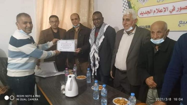 جانب من تسليم الشهادات
